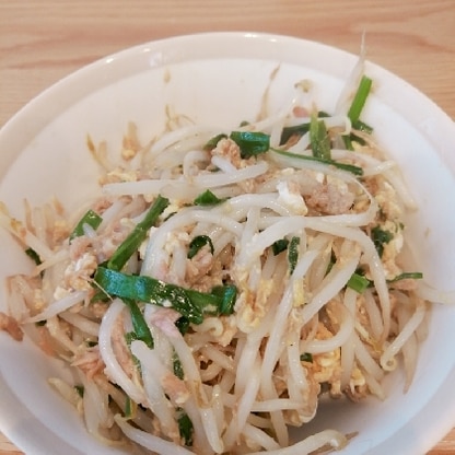 平日の１人昼食で作りました♪甘ったニラともやしがあったけど豚肉も無いしと思いましたが、ツナと卵でタンパク質も取れて、和風で美味しかったです♪